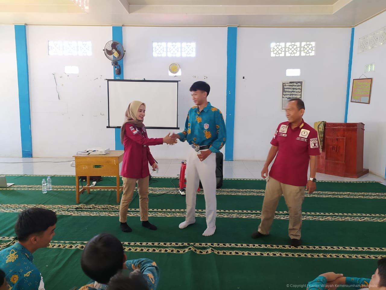 10._Kanwil_Kemenkumham_Bengkulu_Gelar_Penyuluhan_Hukum_di_SMAN_8_Kota_Bengkulu_Fokus_pada_Fenomena_Kenakalan_Remaja_dan_Genk_Motor.jpeg