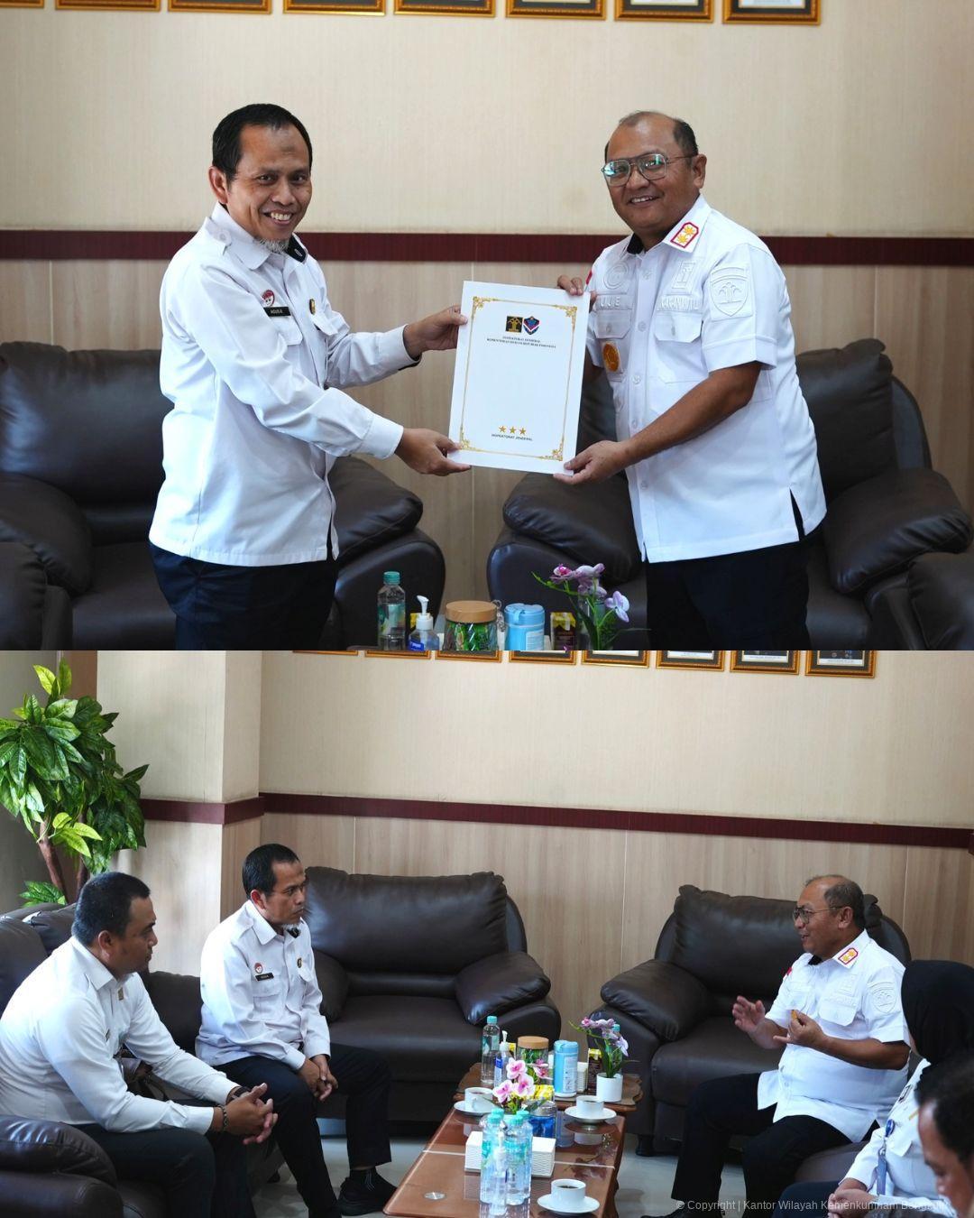 2.Penyerahan_Surat_tugas_Tim_TPI_Inspektorat_Jendral_ke_Kanwil_Kemenkum_Bengkulu_terkait_Evaluasi_Pembangunan_Zona_Integritas_Satuan_Kerja_Menuju_Wilayah_Bebas_dari_Korupsi.jpg