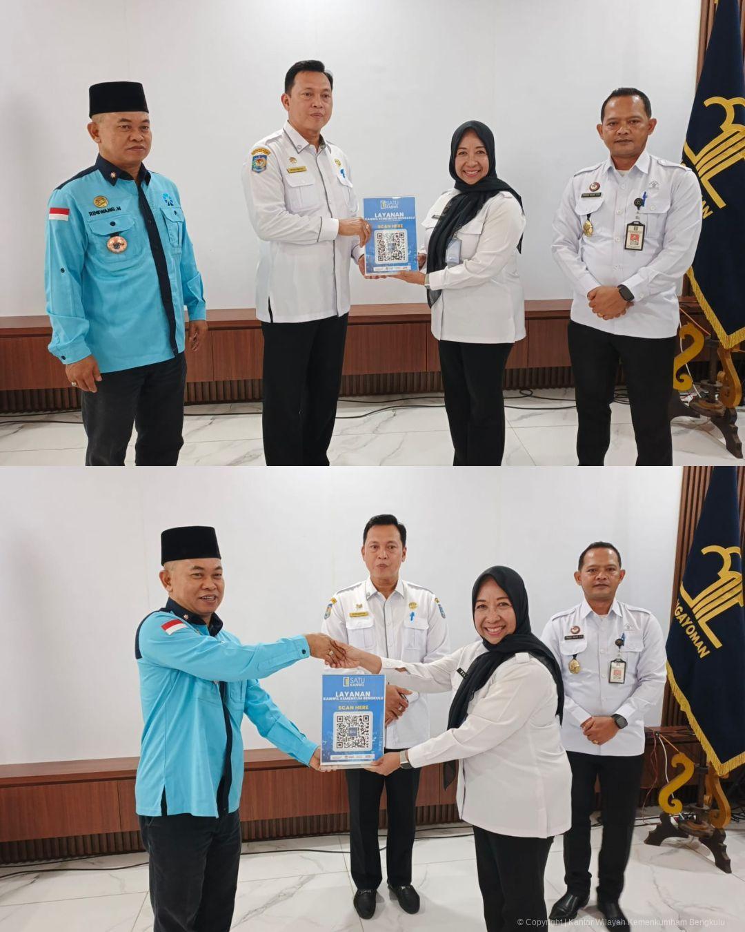 2._Permudah_Akses_Informasi_Kanwil_Kemenkum_Bengkulu_Serahkan_QR_Code_Layanan_Hukum_di_Bengkulu_Utara.jpg