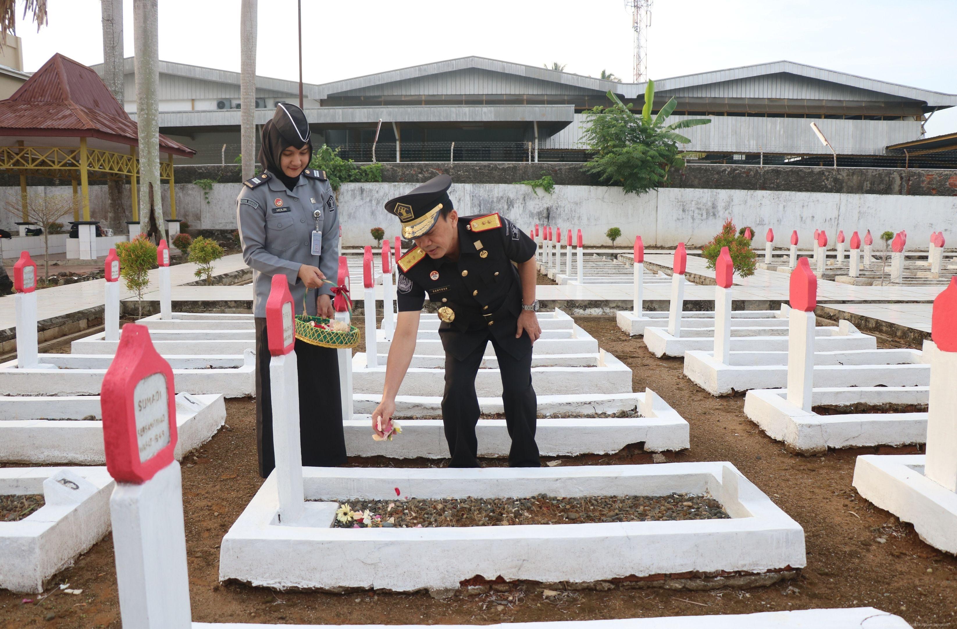Peringati Hari Pengayoman Ke 79 Kanwil Kemenkumham Bengkulu Tabur Bunga di TMP Balai Buntar 2