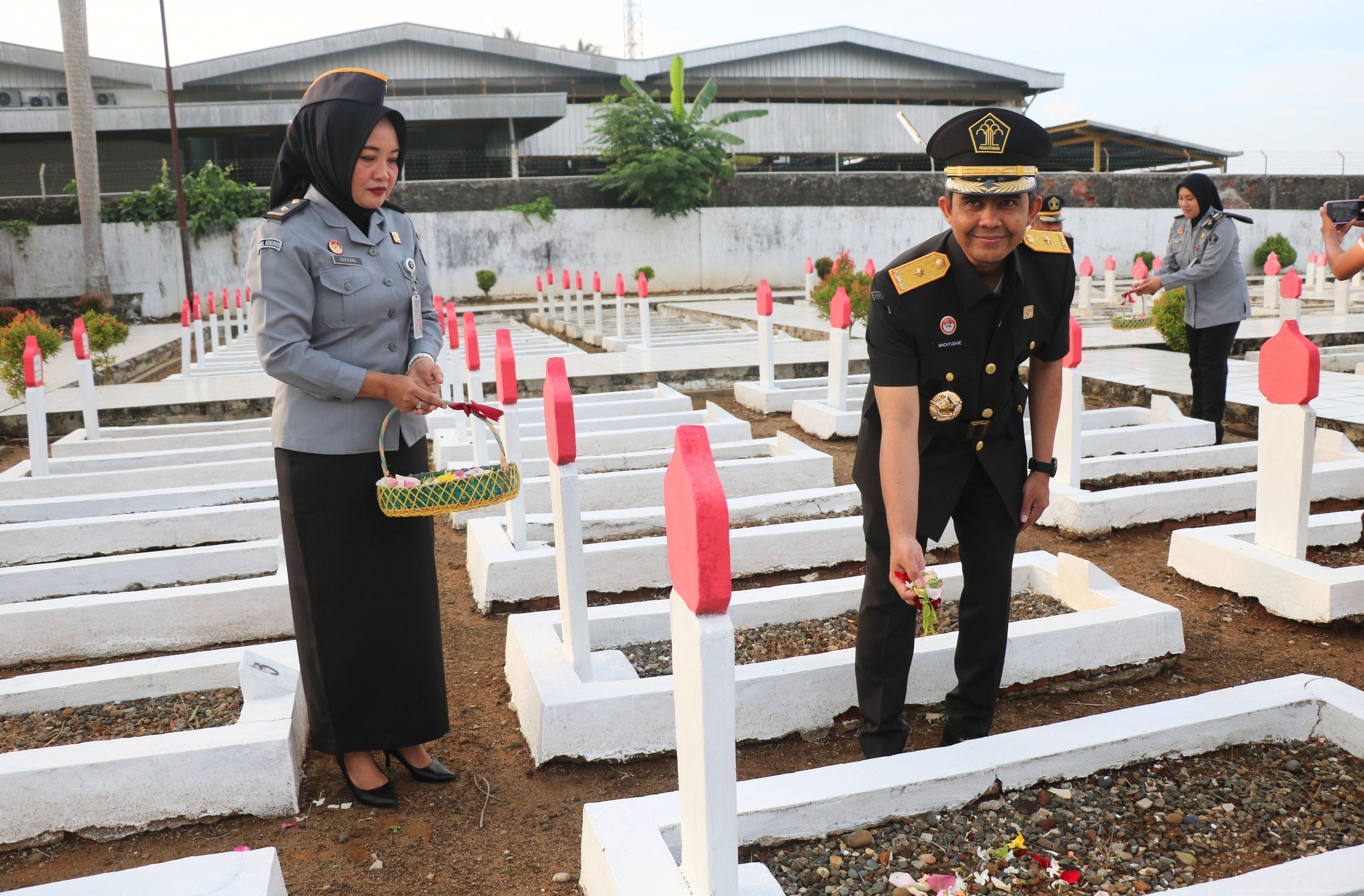 Peringati Hari Pengayoman Ke 79 Kanwil Kemenkumham Bengkulu Tabur Bunga di TMP Balai Buntar 3