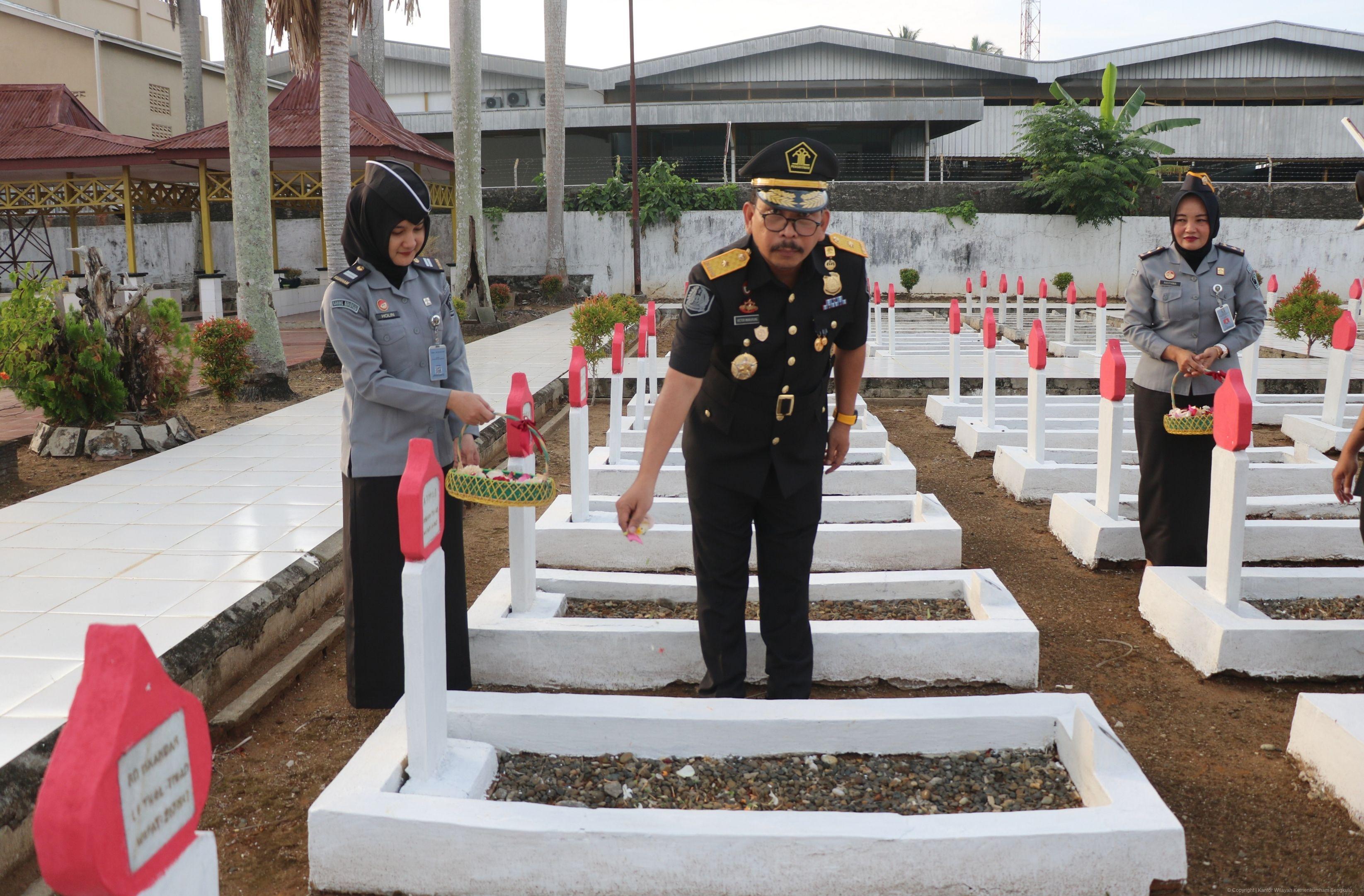 Peringati Hari Pengayoman Ke 79 Kanwil Kemenkumham Bengkulu Tabur Bunga di TMP Balai Buntar 4