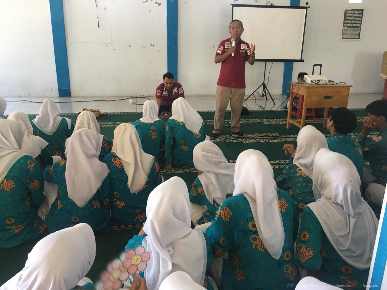 6._Kanwil_Kemenkumham_Bengkulu_Gelar_Penyuluhan_Hukum_di_SMAN_8_Kota_Bengkulu_Fokus_pada_Fenomena_Kenakalan_Remaja_dan_Genk_Motor.jpeg