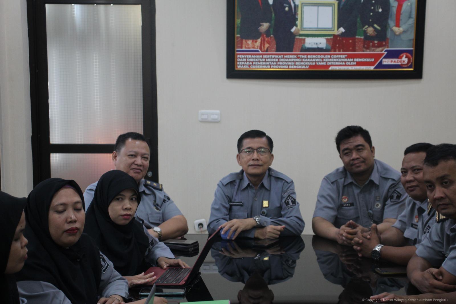 6._Kanwil_Kementerian_Hukum_Bengkulu_Ikuti_Launching_Buku_Tanya_Jawab_Seputar_Pembentukan_Peraturan_Perundang_-_Undangan_dan_Aplikasi_E-Harmoni_Secara_Virtual.jpeg