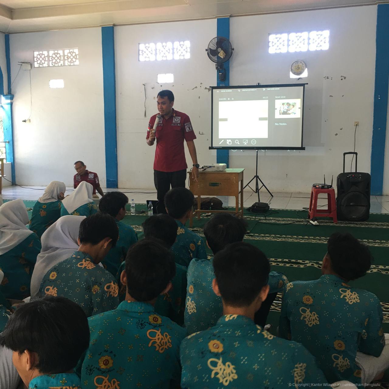 8._Kanwil_Kemenkumham_Bengkulu_Gelar_Penyuluhan_Hukum_di_SMAN_8_Kota_Bengkulu_Fokus_pada_Fenomena_Kenakalan_Remaja_dan_Genk_Motor.jpeg