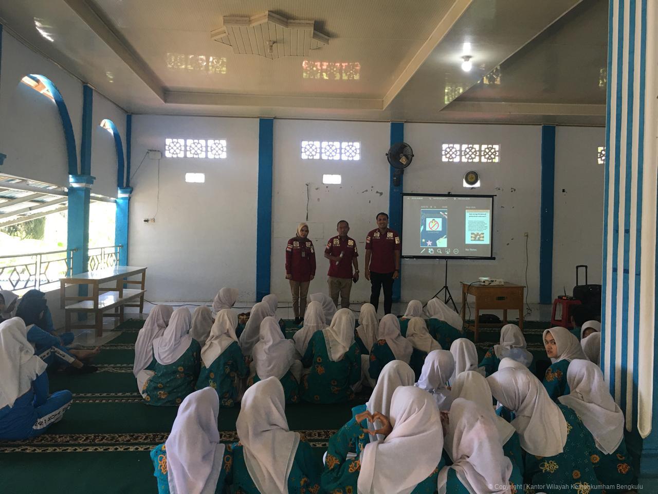 9._Kanwil_Kemenkumham_Bengkulu_Gelar_Penyuluhan_Hukum_di_SMAN_8_Kota_Bengkulu_Fokus_pada_Fenomena_Kenakalan_Remaja_dan_Genk_Motor.jpeg