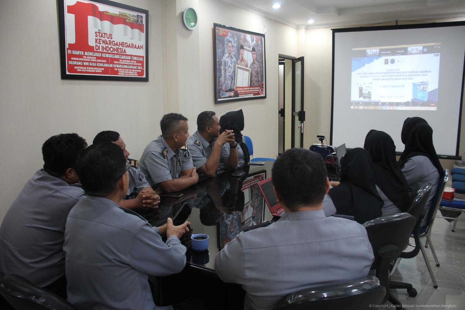 9._Kanwil_Kementerian_Hukum_Bengkulu_Ikuti_Launching_Buku_Tanya_Jawab_Seputar_Pembentukan_Peraturan_Perundang_-_Undangan_dan_Aplikasi_E-Harmoni_Secara_Virtual.jpeg