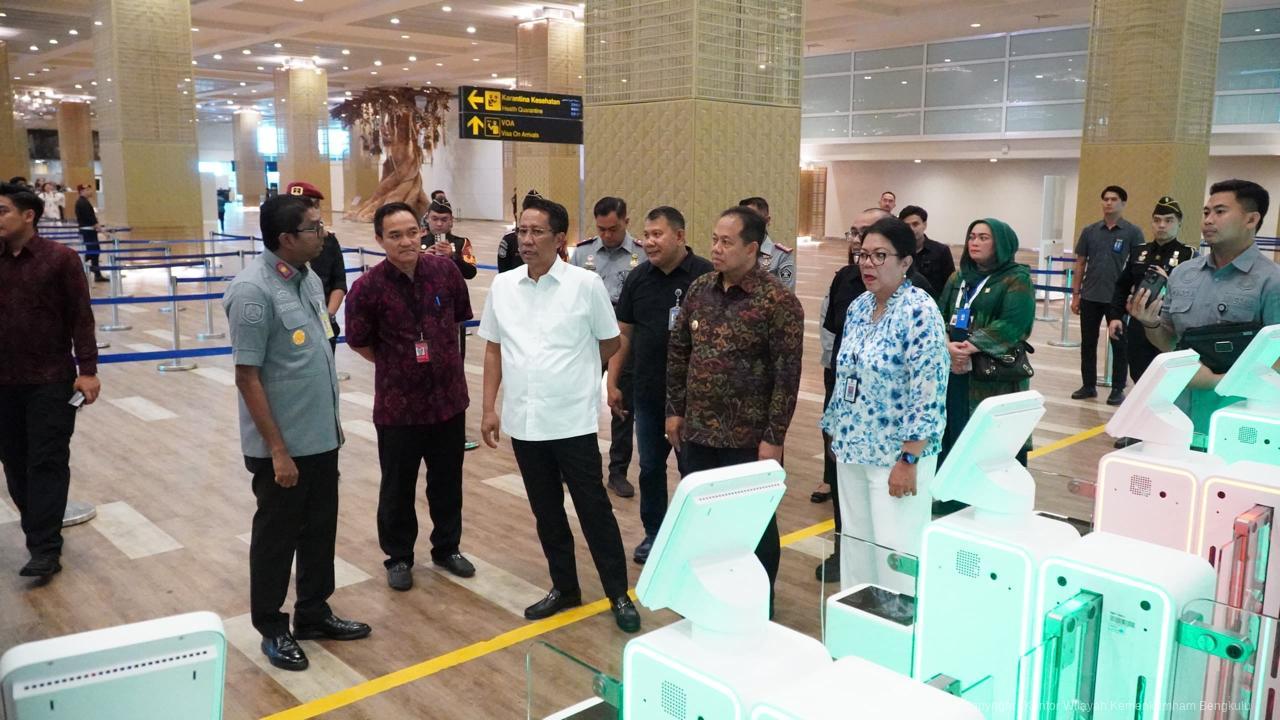 DUKUNG_KTT_INDONESIA_AFRIKA_IAF_2024_MENKUMHAM_SUPRATMAN_TINJAU_LAYANAN_IMIGRASI_DI_BANDARA_NGURAH_RAI_2.jpeg