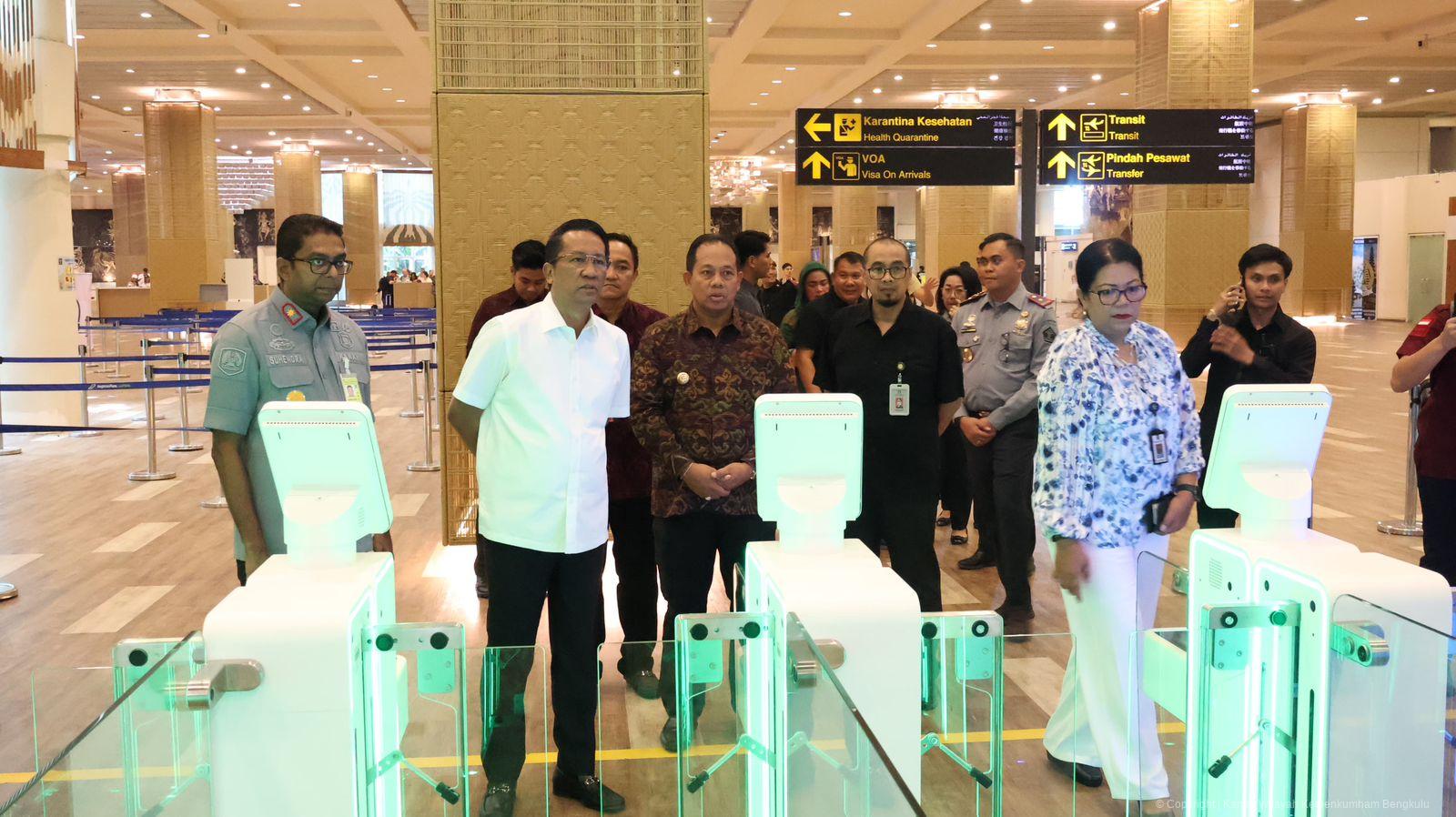 DUKUNG_KTT_INDONESIA_AFRIKA_IAF_2024_MENKUMHAM_SUPRATMAN_TINJAU_LAYANAN_IMIGRASI_DI_BANDARA_NGURAH_RAI_3.jpeg