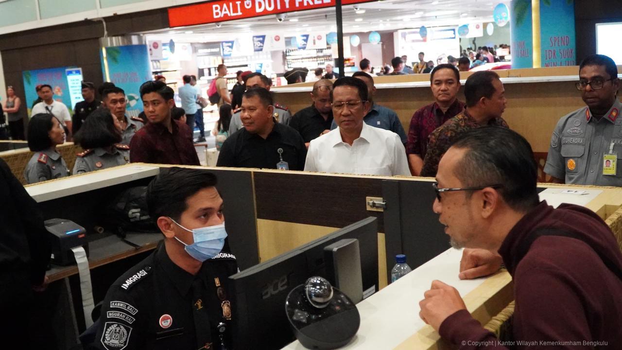 DUKUNG_KTT_INDONESIA_AFRIKA_IAF_2024_MENKUMHAM_SUPRATMAN_TINJAU_LAYANAN_IMIGRASI_DI_BANDARA_NGURAH_RAI_4.jpeg