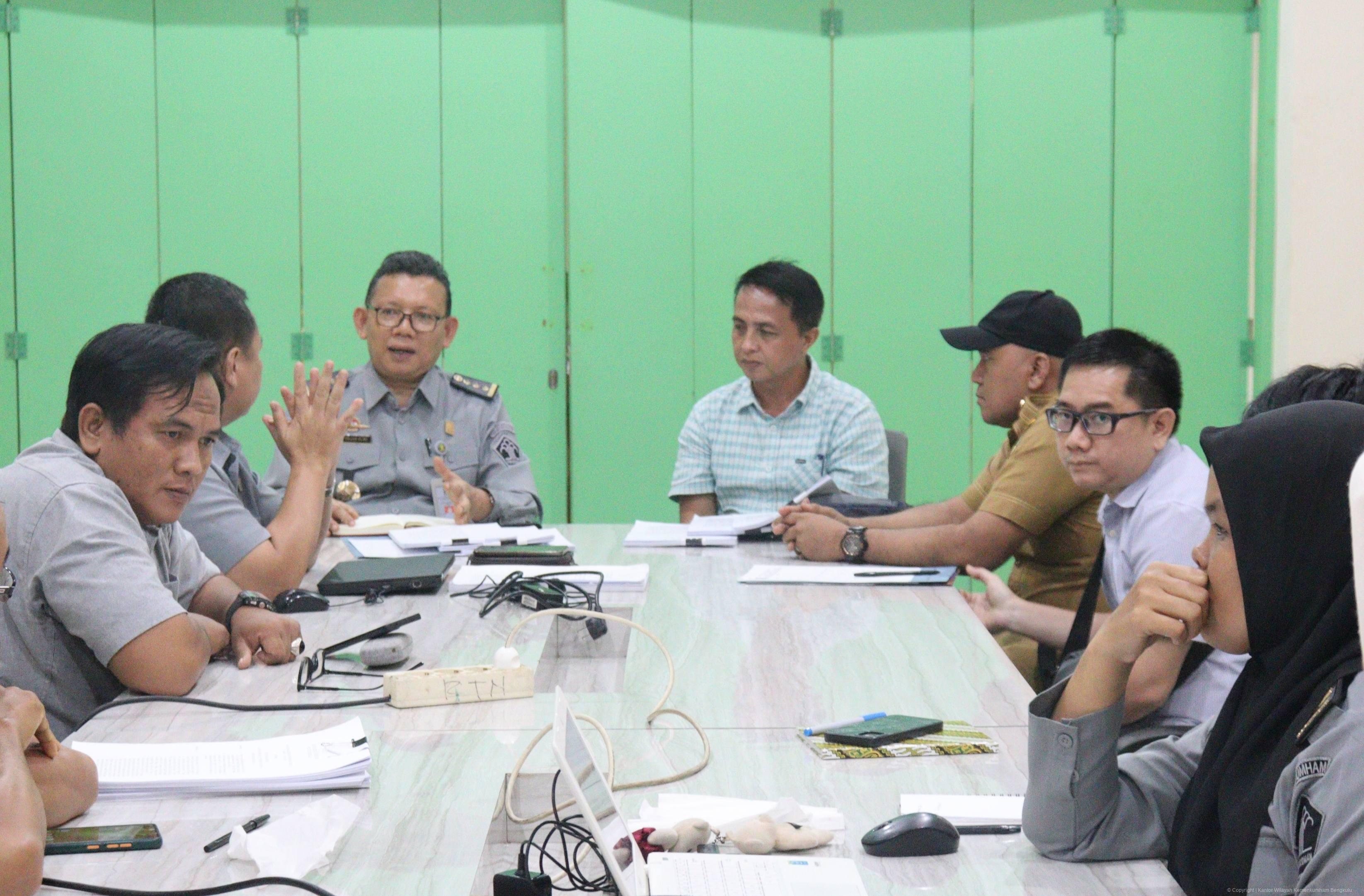 Kanwil_Kemenkumham_Bengkulu_bersama_Pemkab_Bengkulu_Selatan_Gelar_Rapat_Bahas_Harmonisasi_Tiga_Raperbup_2.jpg